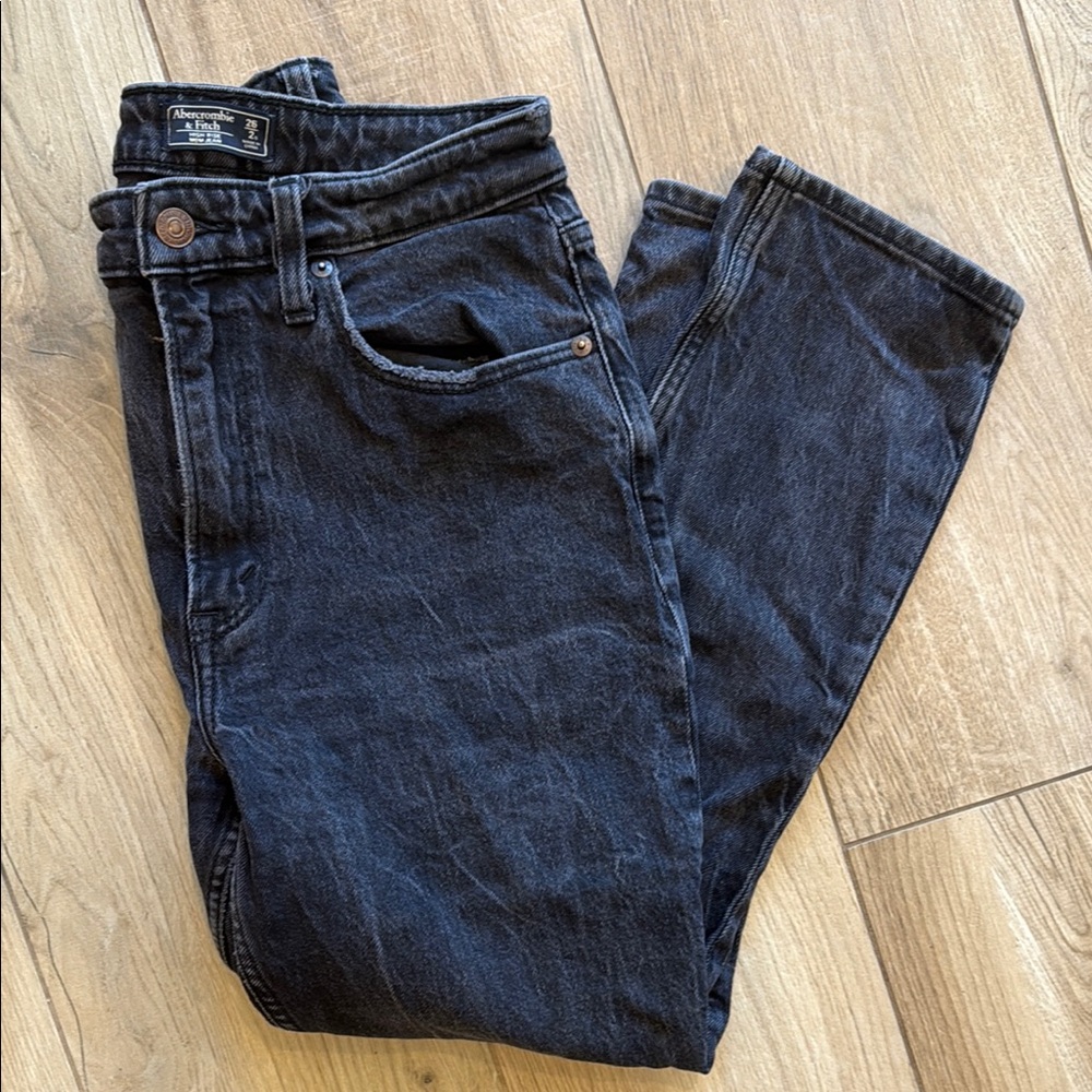 A&F High Rise Mom Jeans Curve Love black distressed 26/short